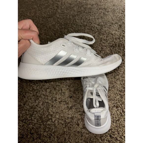 Adidas women's sz. 7.5 white classic sneaker. Nice pair, comfortable - Picture 5 of 8